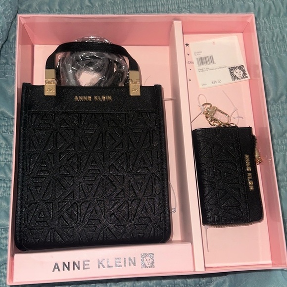 Anne Klein 3 Piece Crossbody purse, card wallet Gift box Set


Loc-UPCLOS - Picture 1 of 4